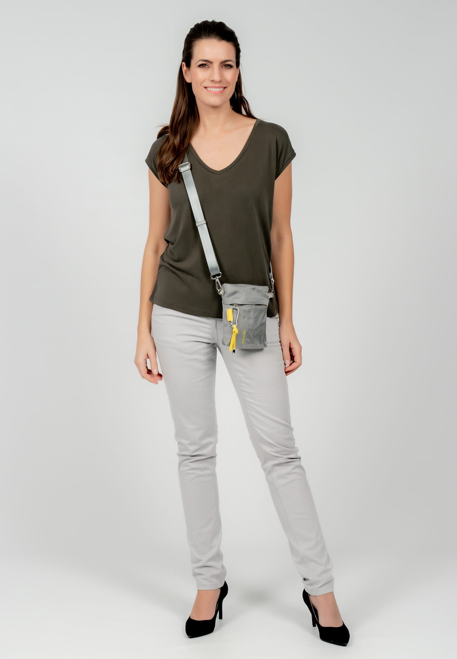 18028810_02 SURI FREY Handyetui SURI Sports Marry Grau 18028810 lightgrey 810