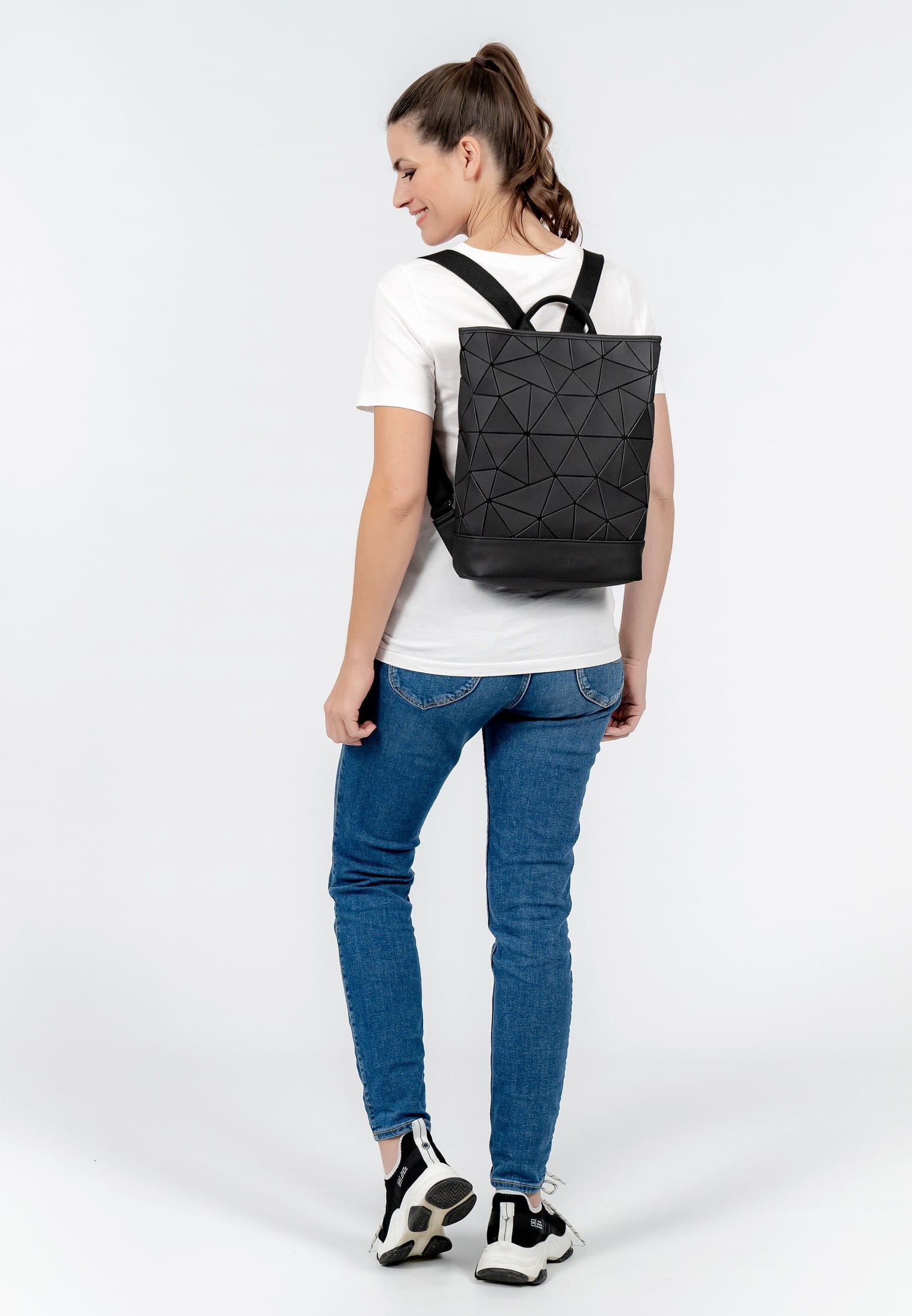 18040100_02 SURI FREY Rucksack SURI Sports Jessy-Lu mittel Schwarz 18040100 black 100