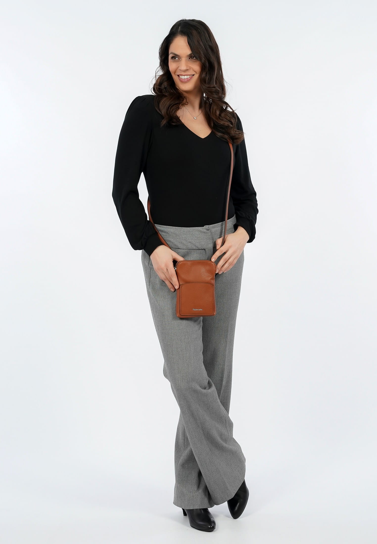 30815700_02 Tamaris Handyetui Alessia Braun 30815700 cognac 700