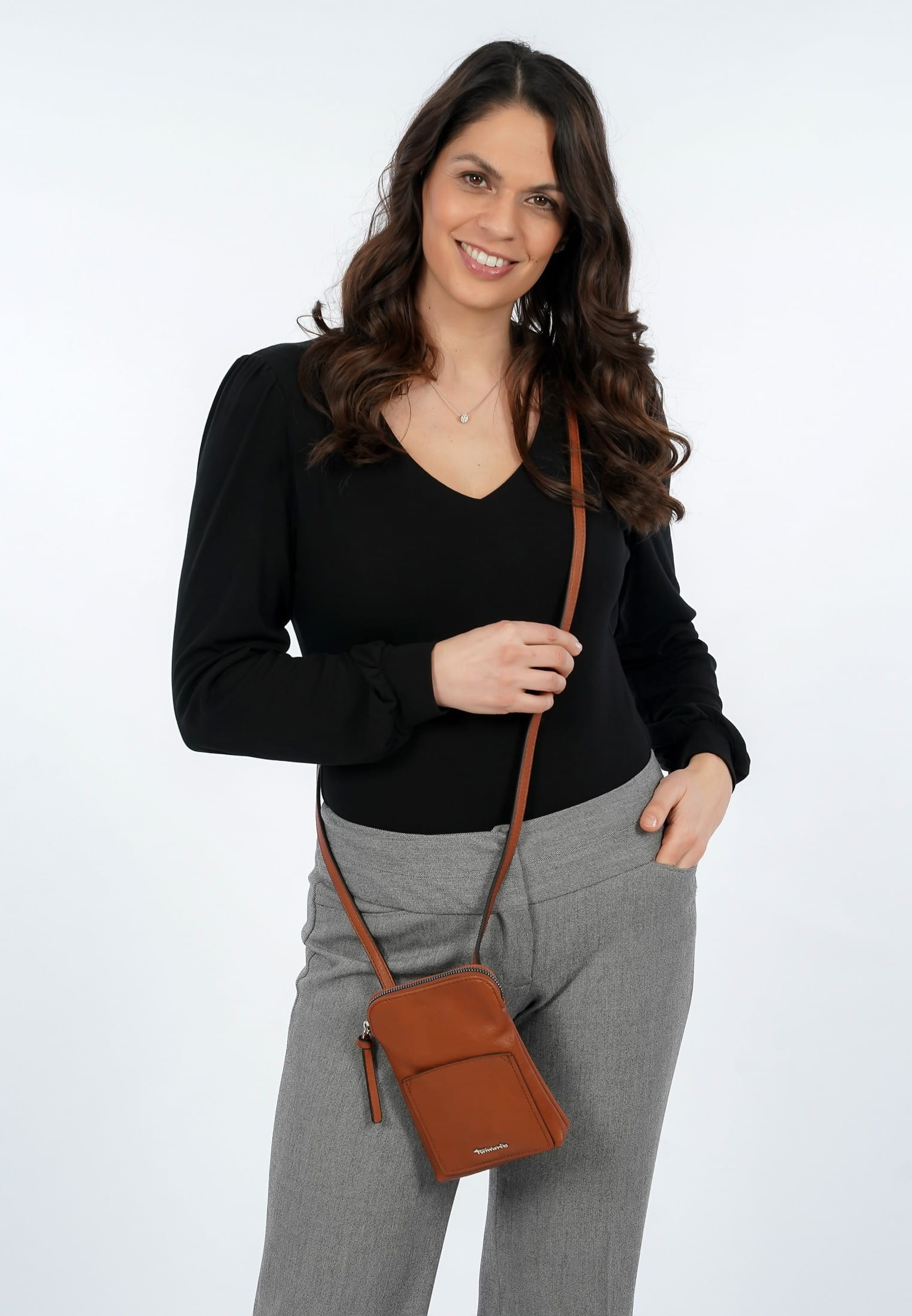 30815700_03 Tamaris Handyetui Alessia Braun 30815700 cognac 700