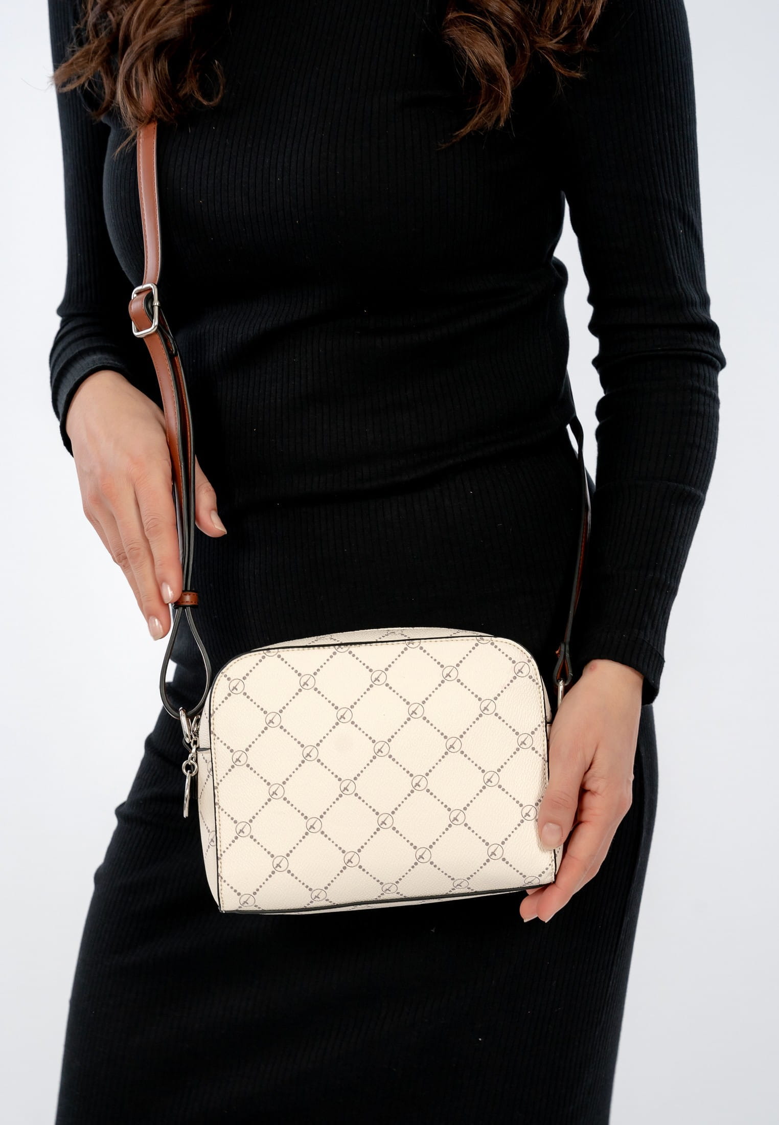 30101320_04 Tamaris Umhängetasche Anastasia klein Grau 30101320 ecru 320